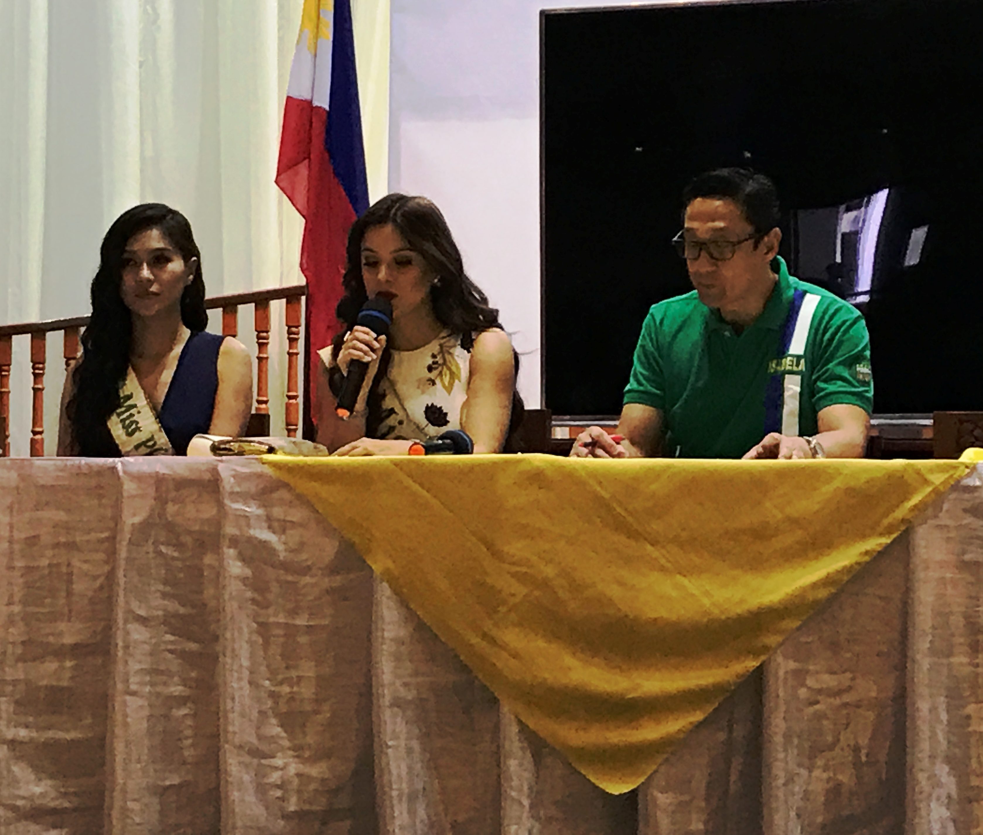 (L-R ) Miss Earth Philippines Loren Artajos, Miss Earth 2016 Katherine Espin ng Ecuador at Isabela Vice Governor Tonypet Albano